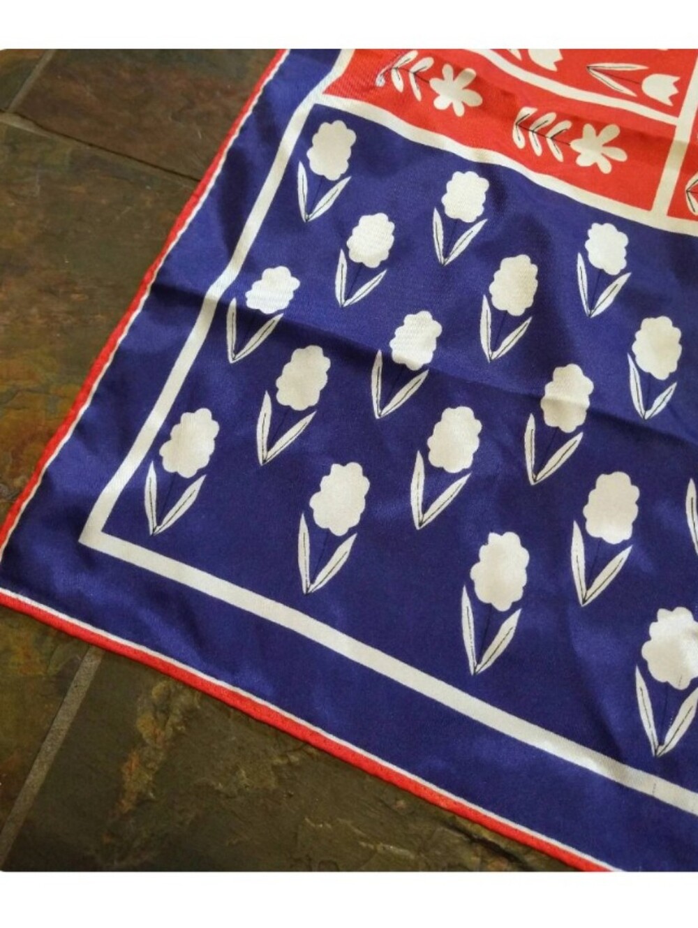 VERA NEUMANN square SCARF tulips - Picture 2 of 5